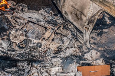 Ternopil, Ukrayna - 18.02.2014 - Yanan polis karakolu yakınında devrilmiş ve yanmış bir araba