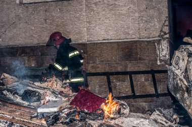 Ternopil, Ukrayna - 18.02.2014 - İtfaiyeci ve belgeleri yanan bir yığın üzerinde yatıyor