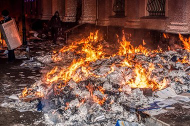 Ternopil, Ukrayna - 18.02.2014 - Yanan bir yığın belge