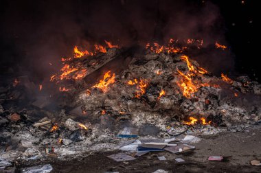 Ternopil, Ukrayna - 18.02.2014 - Yanan bir yığın belge