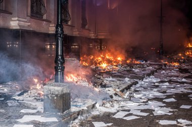 Ternopil, Ukrayna - 18.02.2014 - Yanan bir yığın belge