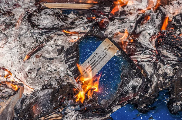 Ternopil ウクライナ 2014 燃焼文書は燃焼杭の上に横たわる — ストック写真