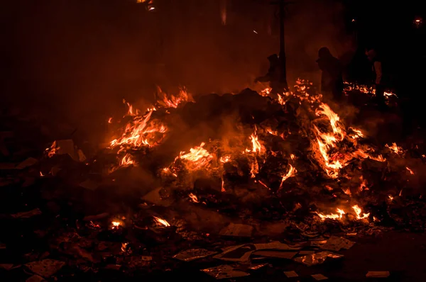 Ternopil ウクライナ 2014 燃焼文書は燃焼杭の上に横たわる — ストック写真