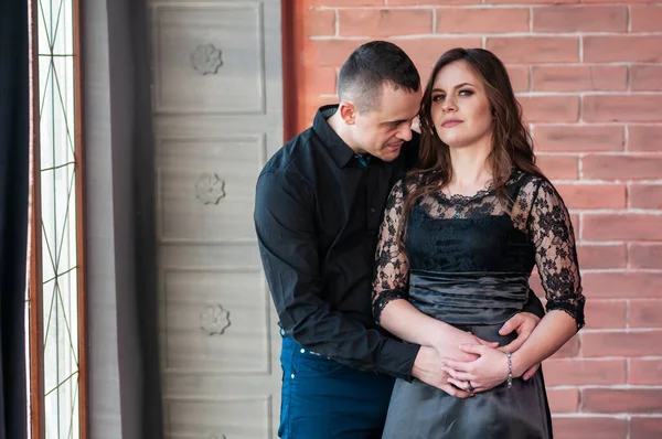 A man flirts with a woman in the black clothes — Stock Photo, Image