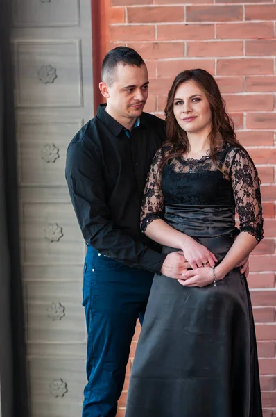 Мужчина и женщина в черной одежде обнимаются — стоковое фото