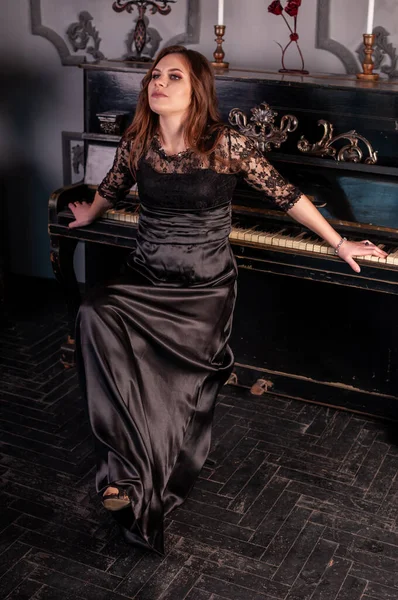 Γυναίκα Παίζει Πιάνο Μαύρο Φόρεμα — Φωτογραφία Αρχείου