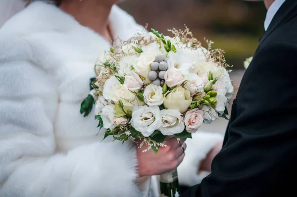 Bouquet Fleurs Dans Main Mariée — Photo