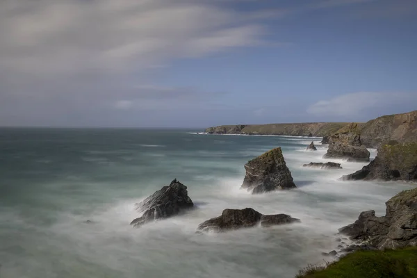 Carenwas Bedruthan Stepsは パドストウの間の北コーニッシュ海岸に位置する海岸線のストレッチです — ストック写真