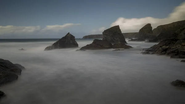 Carenwas Bedruthan Stepsは パドストウの間の北コーニッシュ海岸に位置する海岸線のストレッチです — ストック写真