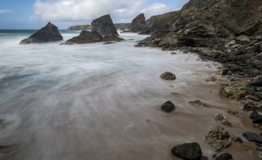 Carnewas ve Bedruthan Basamakları, Kuzey Cornish kıyısında Padstow arasında yer alan bir kıyı şerididir.