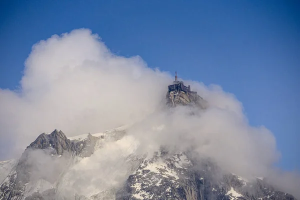 アイグイユ ミディ Aiguille Midi フランスアルプスのモンブラン山地にある山である 人気の観光地で Chamonixからケーブルカーで直接アクセスできます — ストック写真