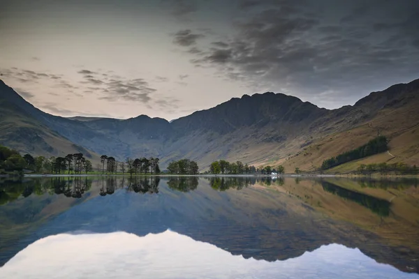 Buttermere Şafak Vakti Ngiltere Nin Kuzeybatısındaki Ngiliz Lake District Gölünde — Stok fotoğraf