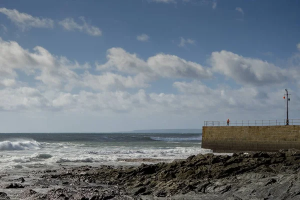 Guardando Onde Sul Muro Del Mare Porthleven Cornovaglia — Foto Stock