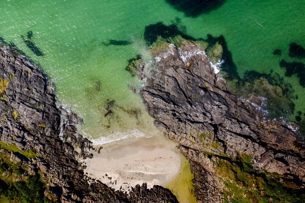 Imágenes Drones Olas Chocando Contra Rocas Portuairk Bay Escocia — Foto de Stock