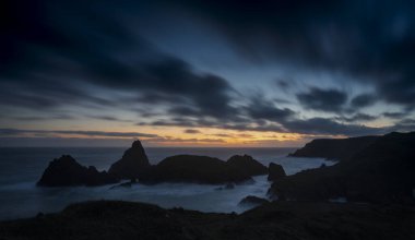 Kynance Koyu 'nda günbatımı, Cornwall, İngiltere
