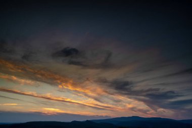Ingleborough üzerindeki günbatımı Yorkshire Dales 'in en yüksek ikinci dağıdır. Yorkshire Üç Tepesi 'nden biri..