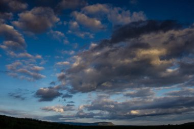 Ingleborough üzerindeki günbatımı Yorkshire Dales 'in en yüksek ikinci dağıdır. Yorkshire Üç Tepesi 'nden biri..