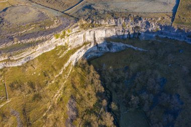 Malham Koyu, Kuzey Yorkshire 'daki Malham köyünün 0.6 mil kuzeyinde bulunan büyük kıvrımlı bir kireçtaşı formasyonudur.