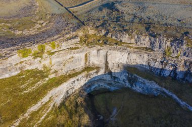 Malham Koyu, Kuzey Yorkshire 'daki Malham köyünün 0.6 mil kuzeyinde bulunan büyük kıvrımlı bir kireçtaşı formasyonudur.