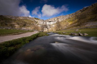 Malham Koyu, Kuzey Yorkshire 'daki Malham köyünün 0.6 mil kuzeyinde bulunan büyük kıvrımlı bir kireçtaşı formasyonudur.