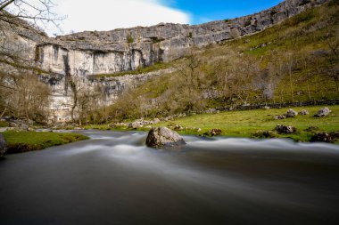 Malham Koyu, Kuzey Yorkshire 'daki Malham köyünün 0.6 mil kuzeyinde bulunan büyük kıvrımlı bir kireçtaşı formasyonudur.