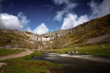 Malham Koyu, Kuzey Yorkshire 'daki Malham köyünün 0.6 mil kuzeyinde bulunan büyük kıvrımlı bir kireçtaşı formasyonudur.