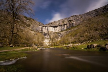 Malham Koyu, Kuzey Yorkshire 'daki Malham köyünün 0.6 mil kuzeyinde bulunan büyük kıvrımlı bir kireçtaşı formasyonudur.