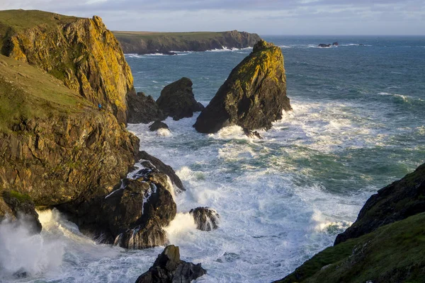 Fale Rozbijają Się Uderzają Skały Zatoce Kynance Cornwall — Zdjęcie stockowe