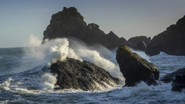 Κύματα Συντριβή Και Λίβρα Βράχια Στο Kynance Όρμο Cornwall — Φωτογραφία Αρχείου