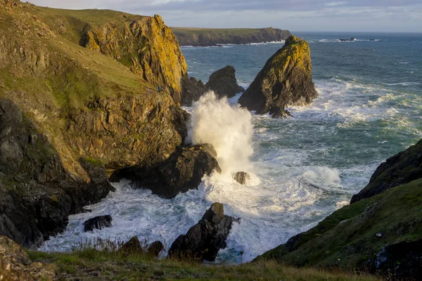 Хвилі Розбиваються Ють Каміння Бухті Kynance Cornwall — стокове фото
