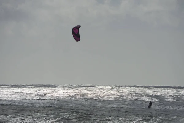 Kiteboarder Paraborder Navega Nas Ondas Cornish Reino Unido — Fotografia de Stock