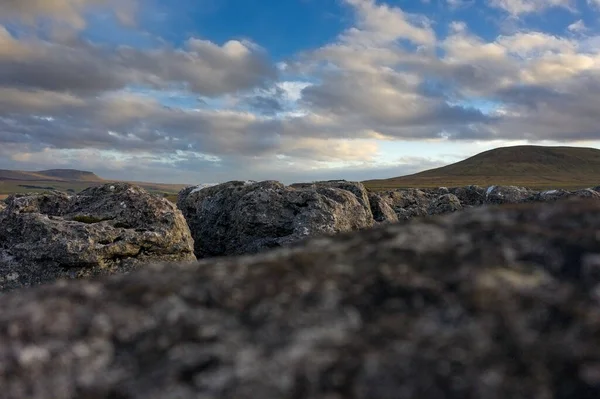 Detalle Vista Baja Pavimento Piedra Caliza Con Penyghent Ingleborough Fondo — Foto de Stock