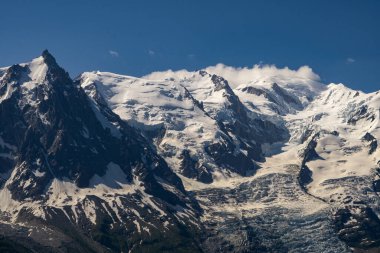 Paragliderler Monte Blanc Massif, Chamonix, Fransa 'nın kar kütleleri arasında ısı dalgaları arıyorlar.