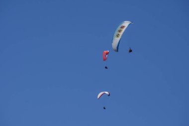 Paragliderler Monte Blanc Massif, Chamonix, Fransa 'nın kar kütleleri arasında ısı dalgaları arıyorlar.