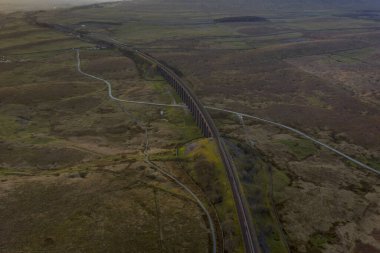 Iconic Yorkshire üzerinde gün batımı Ribblehead Viaduct