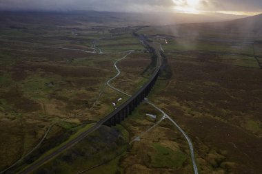 Iconic Yorkshire üzerinde gün batımı Ribblehead Viaduct