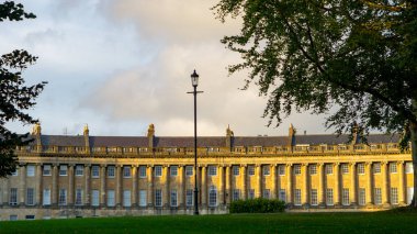 Yaz akşamüstü vakti, Royal Crescent, Bath, İngiltere 'nin Bath şehrinde geniş bir hilal içinde 30 teraslı ev dizilmişti. Mimar John Wood tarafından tasarlandı..