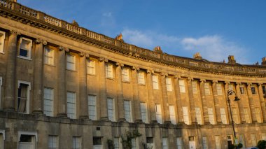 Yaz akşamüstü vakti, Royal Crescent, Bath, İngiltere 'nin Bath şehrinde geniş bir hilal içinde 30 teraslı ev dizilmişti. Mimar John Wood tarafından tasarlandı..