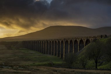 Iconic Yorkshire üzerinde gün batımı Ribblehead Viaduct