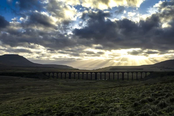 Puesta Sol Sobre Icónico Yorkshire Landmark Ribblehead Viaducto —  Fotos de Stock