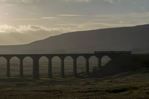 Puesta Sol Sobre Icónico Yorkshire Landmark Ribblehead Viaducto —  Fotos de Stock