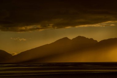 Kuzey Ballachulish, Fort William, İskoçya 'dan Linnhe Gölü üzerinde fırtınalı bir günbatımının insansız hava aracı görüntüleri..