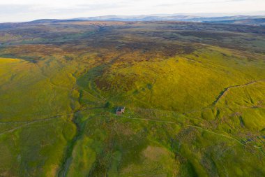 Top Withens ya da Top Withins 'in hava gündoğumu drone çekimi, bu çiftlik evi 
