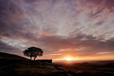 Top Withens ya da Top Withins 'in hava gündoğumu drone çekimi, bu çiftlik evi 