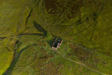 Top Withens ya da Top Withins 'in hava gündoğumu drone çekimi, bu çiftlik evi 