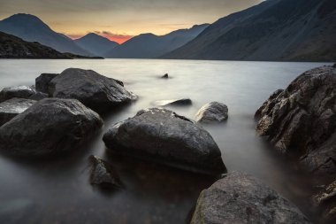 Wast Water üzerinde gün doğumu, İngiltere 'de Lake District Ulusal Parkı' nın batı kesiminde yer alan Wasdale 'de yer alan bir göldür.