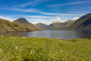 Wast Water üzerinde gün doğumu, İngiltere 'de Lake District Ulusal Parkı' nın batı kesiminde yer alan Wasdale 'de yer alan bir göldür.