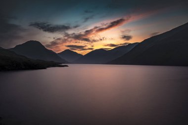 Wast Water üzerinde gün doğumu, İngiltere 'de Lake District Ulusal Parkı' nın batı kesiminde yer alan Wasdale 'de yer alan bir göldür.