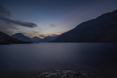 Wast Water üzerinde gün doğumu, İngiltere 'de Lake District Ulusal Parkı' nın batı kesiminde yer alan Wasdale 'de yer alan bir göldür.