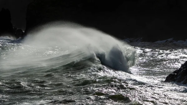 Κύματα Συντρίβονται Στους Βράχους Και Τις Παραλίες Μιας Δαντελωτής Ακτογραμμής — Φωτογραφία Αρχείου